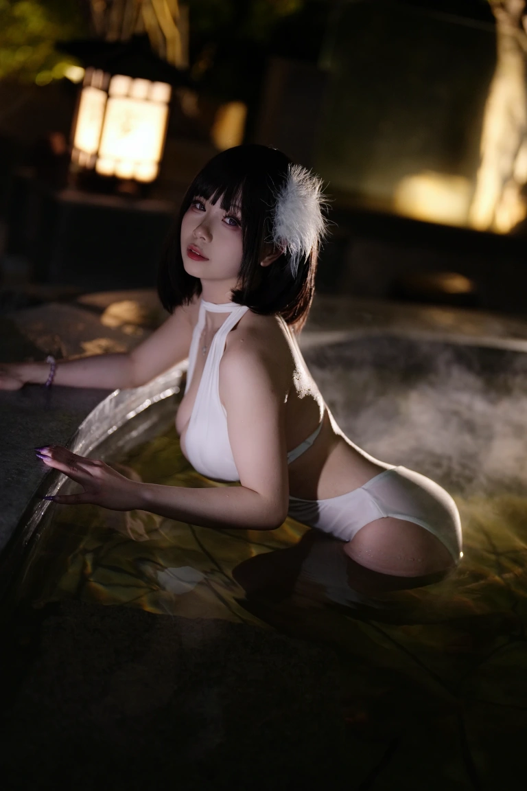 末夜《夏日白色泳装》主题写真：23张全套美图，含1个视频