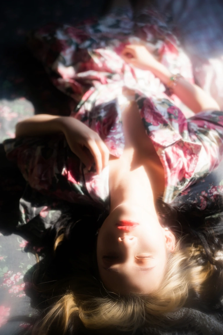 清青琴玖《梦里碎花》主题写真：26张全套美图