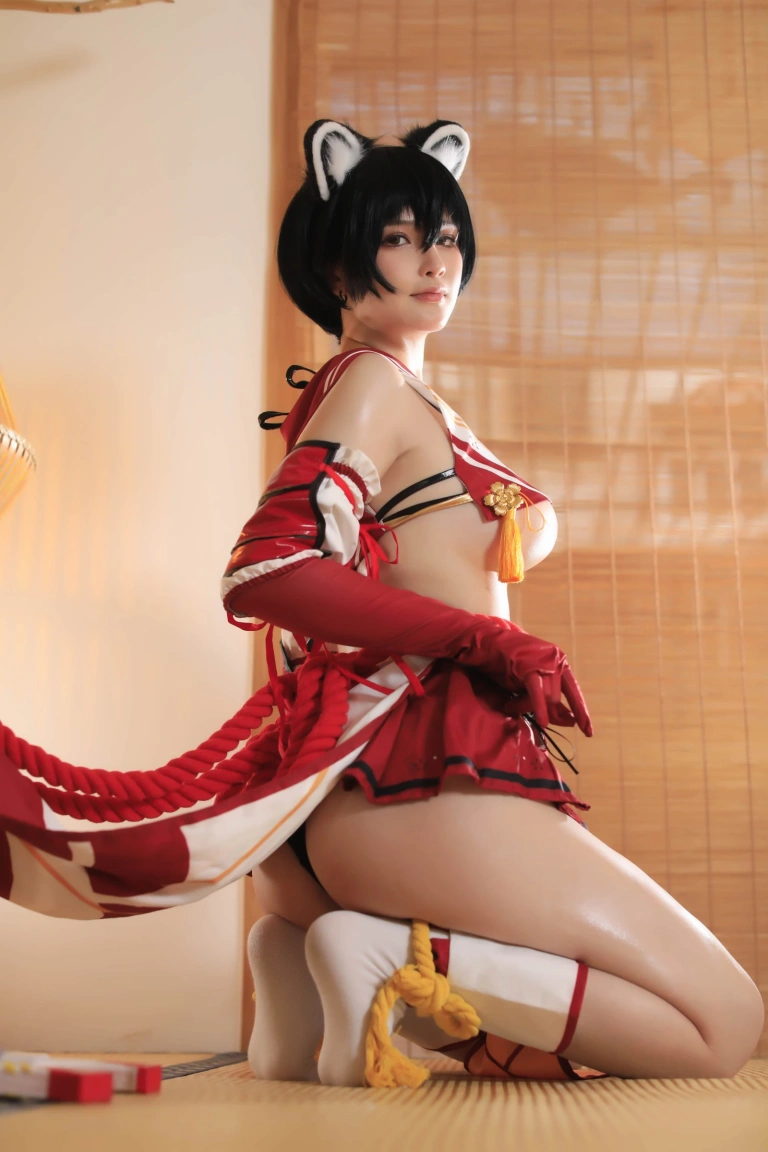 前羽《碧蓝档案 春日椿》主题写真：33张全套美图