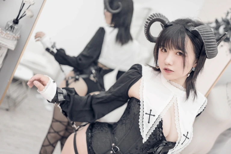 阿半今天很开心《束缚恶魔》主题写真：34张全套美图
