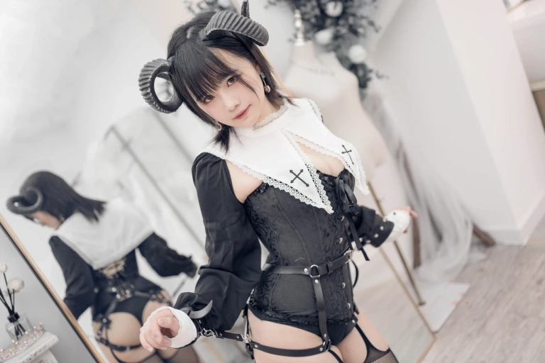 阿半今天很开心《束缚恶魔》主题写真：34张全套美图