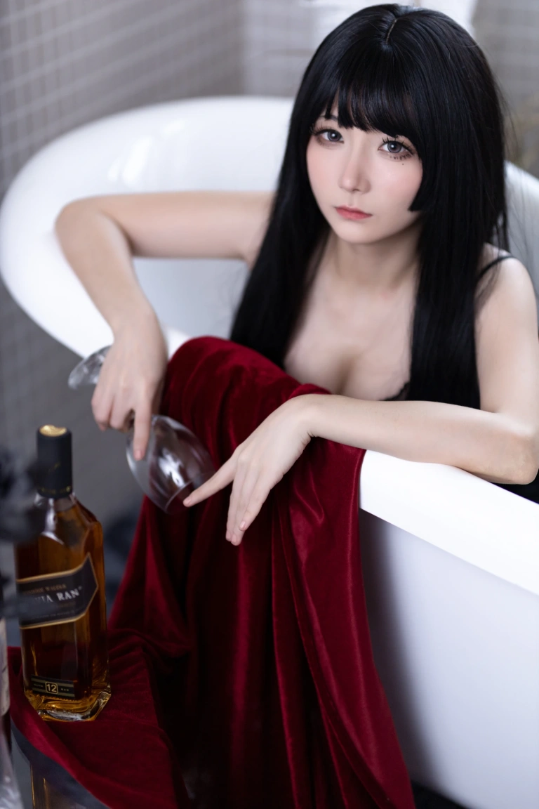 是三不是世《黑玫瑰》主题写真：40张全套美图