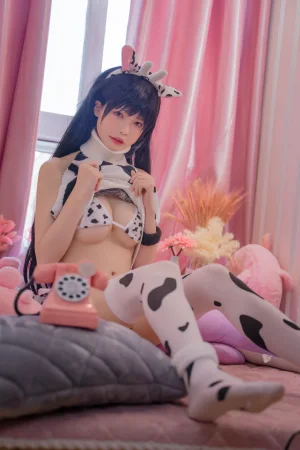 可可老师《奶牛》主题写真：50张全套美图
