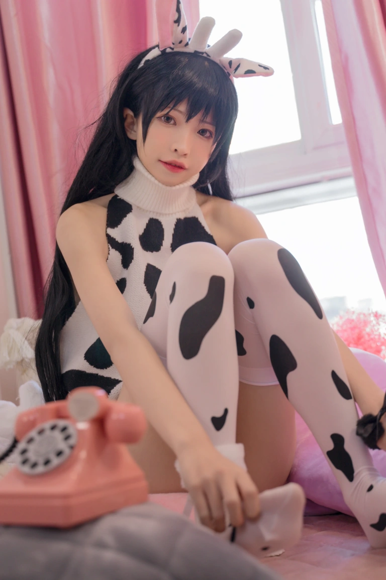可可老师《奶牛》主题写真：50张全套美图