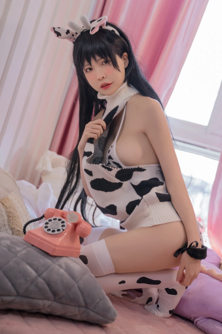 可可老师《奶牛》主题写真：50张全套美图