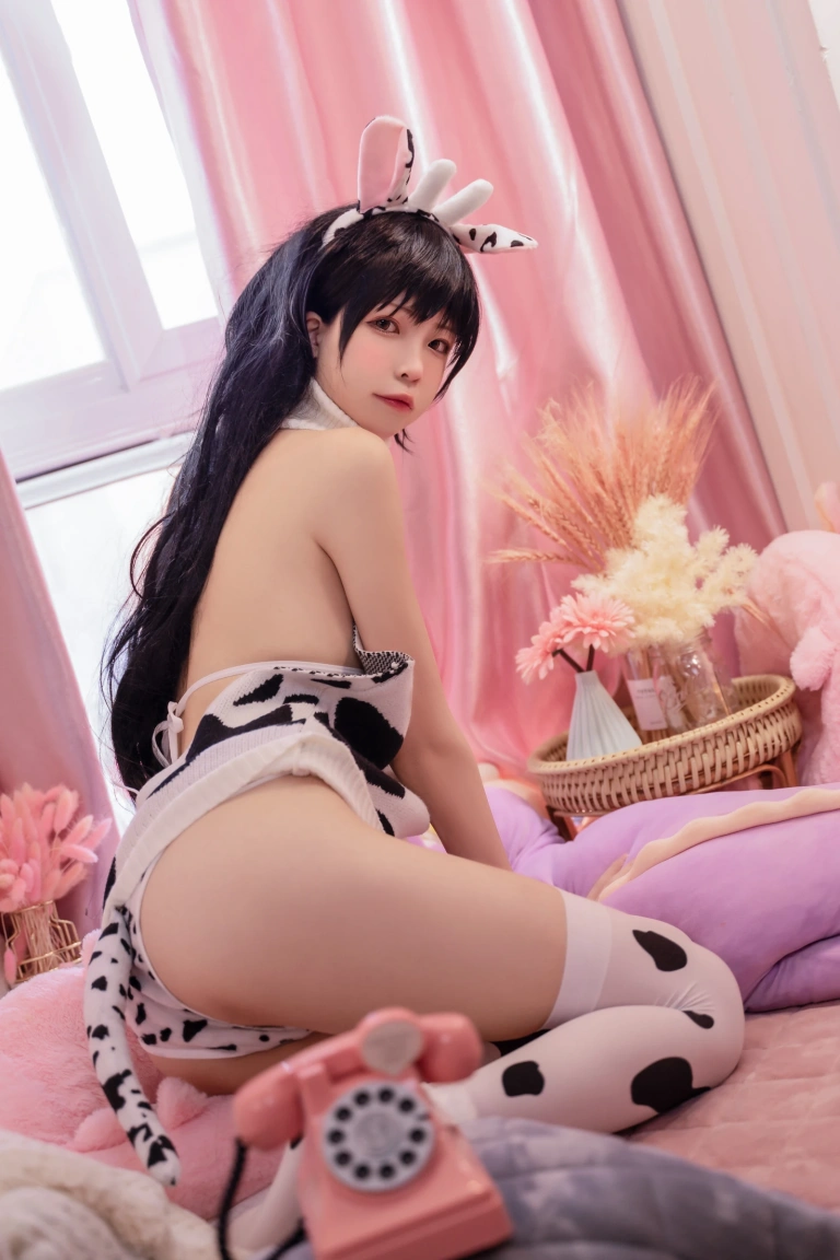 可可老师《奶牛》主题写真：50张全套美图