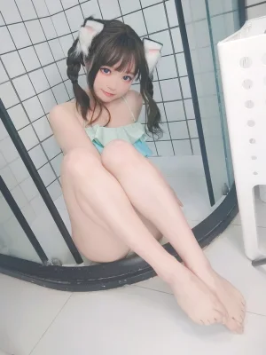 神沢永莉《ckt浴室蓝白泳衣辫子》主题写真：70张全套美图