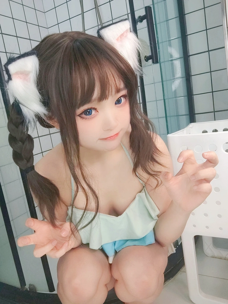 神沢永莉《ckt浴室蓝白泳衣辫子》主题写真：70张全套美图
