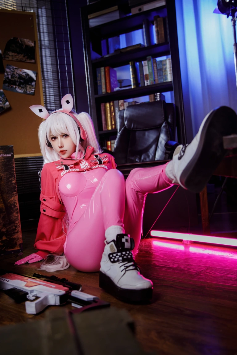 仙女月《NIKKE 胜利女神 爱丽丝》主题写真：22张全套美图