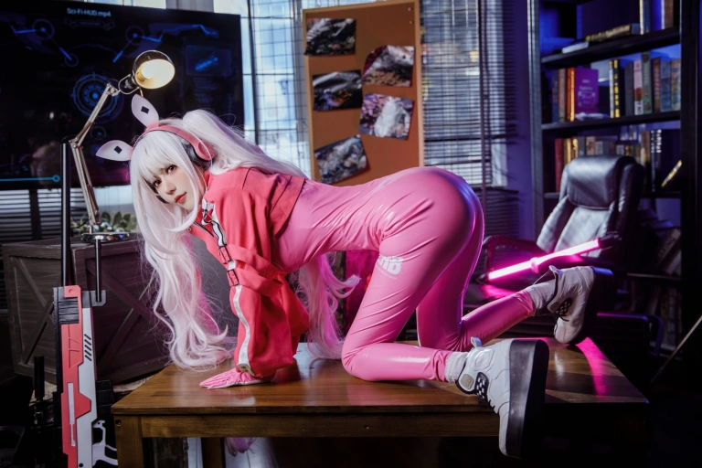 仙女月《NIKKE 胜利女神 爱丽丝》主题写真：22张全套美图
