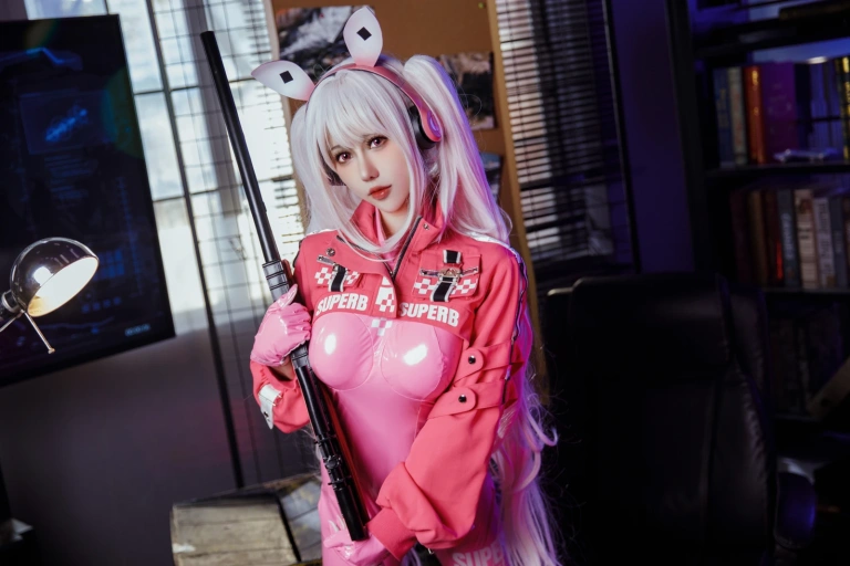仙女月《NIKKE 胜利女神 爱丽丝》主题写真：22张全套美图