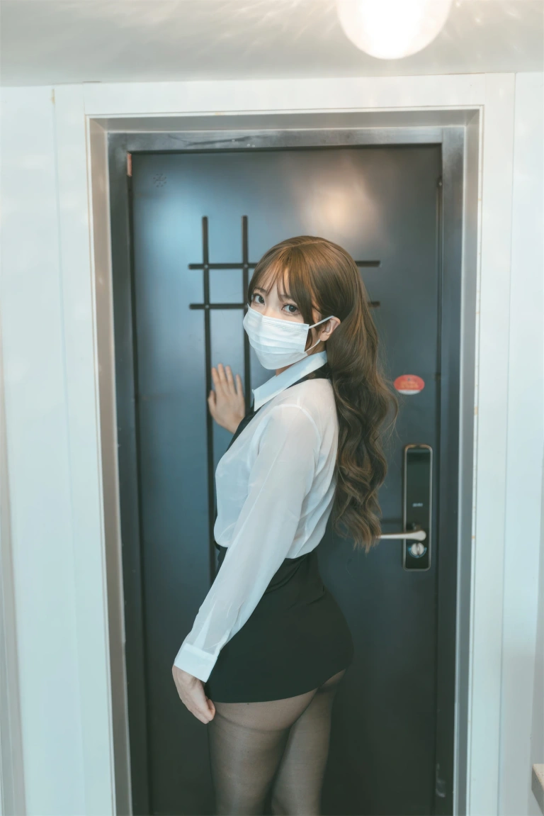 杏仁曲奇《OL额外时间》主题写真：61张全套美图