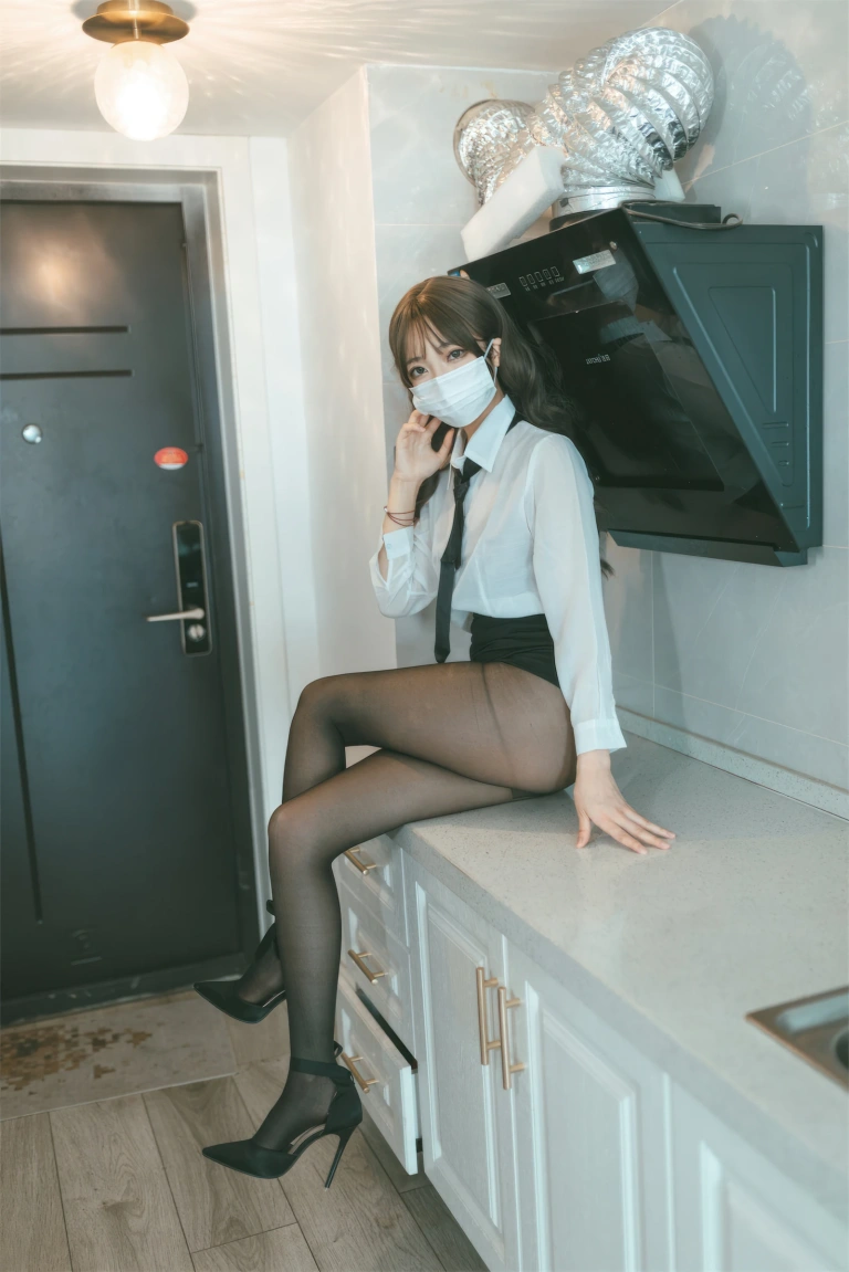 杏仁曲奇《OL额外时间》主题写真：61张全套美图
