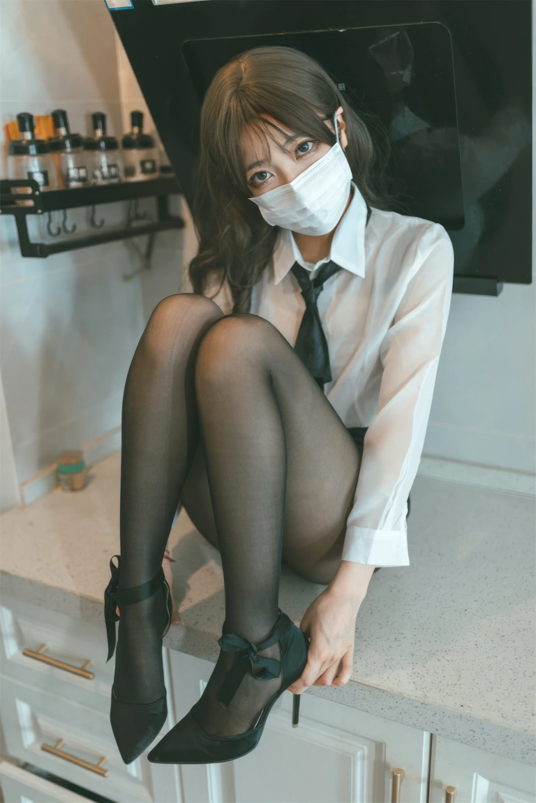 杏仁曲奇《OL额外时间》主题写真：61张全套美图