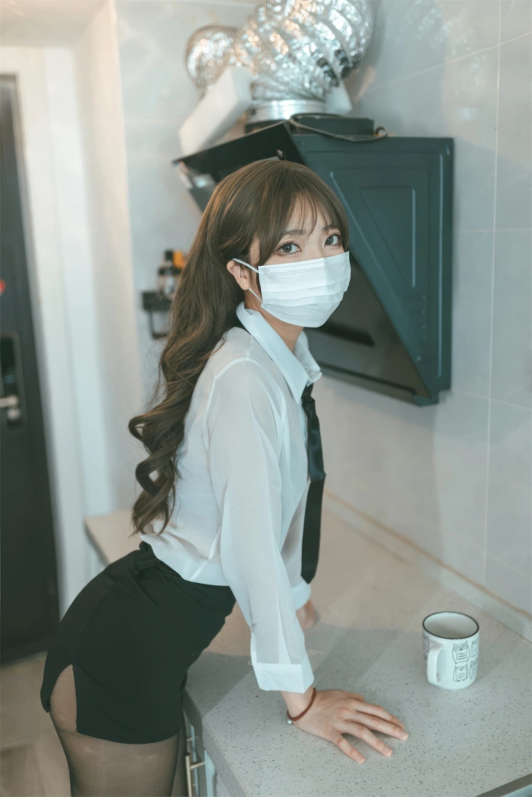 杏仁曲奇《OL额外时间》主题写真：61张全套美图