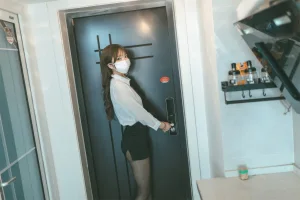 杏仁曲奇《OL额外时间》主题写真：61张全套美图