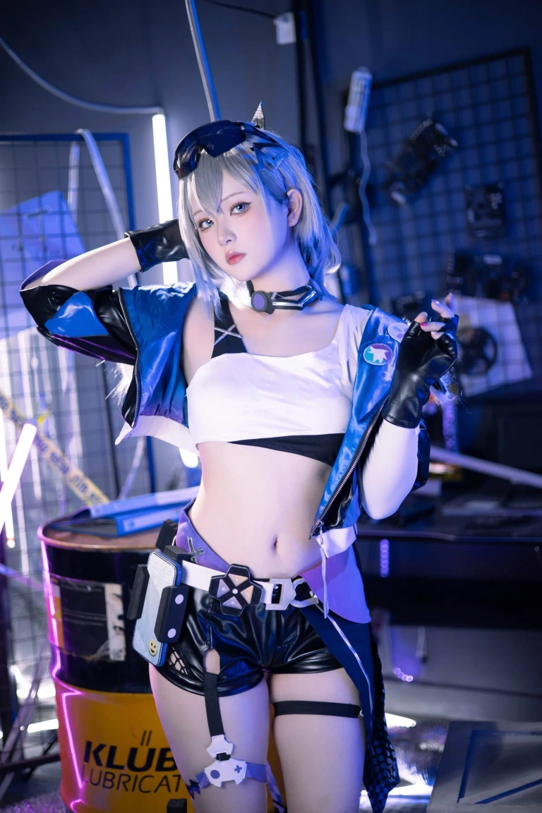 屿鱼《[Patreon] 2023年09月套图会员合集》主题写真：36张全套美图