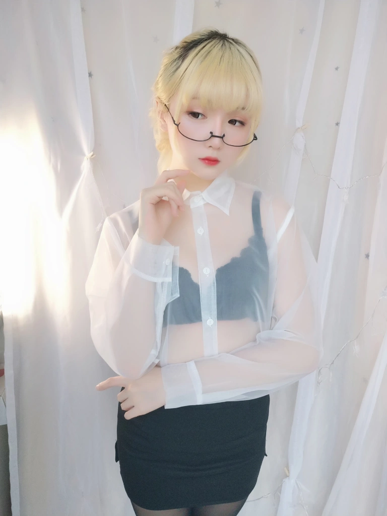 星之迟迟《VOL.11 今晚加班包》主题写真：59张全套美图