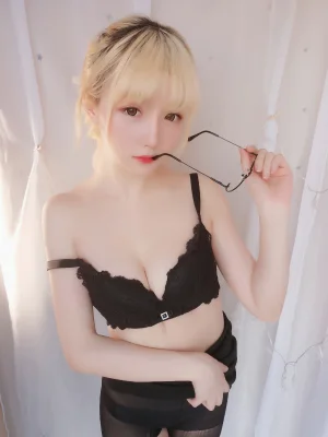 星之迟迟《VOL.11 今晚加班包》主题写真：59张全套美图