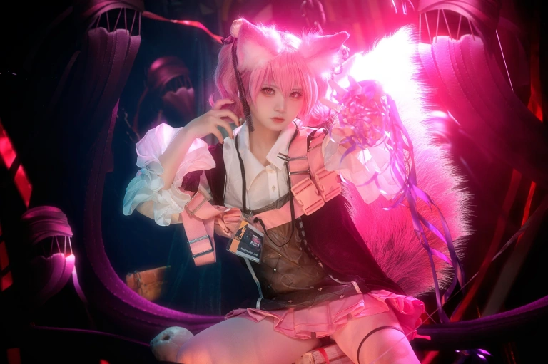 伊喵君《明日方舟 巫恋》主题写真：18张全套美图