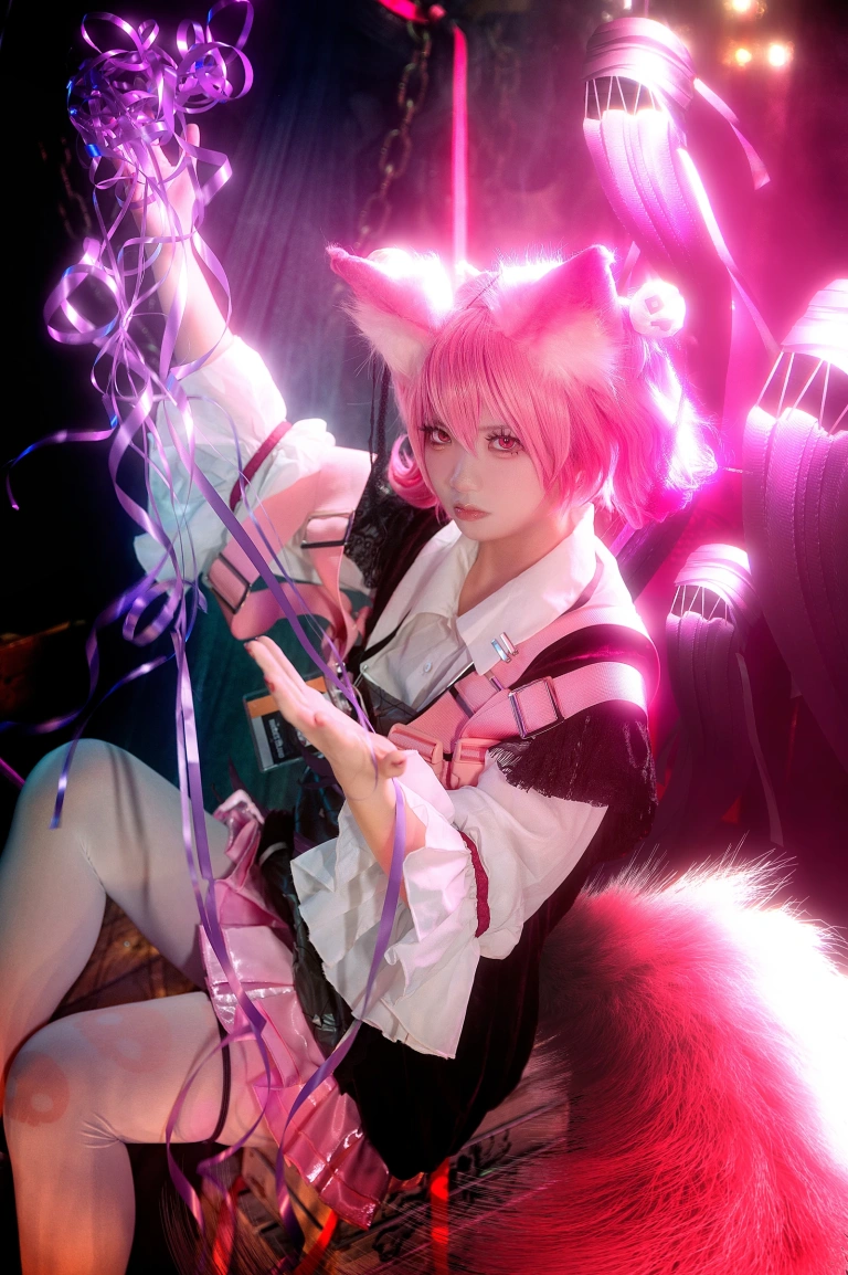 伊喵君《明日方舟 巫恋》主题写真：18张全套美图