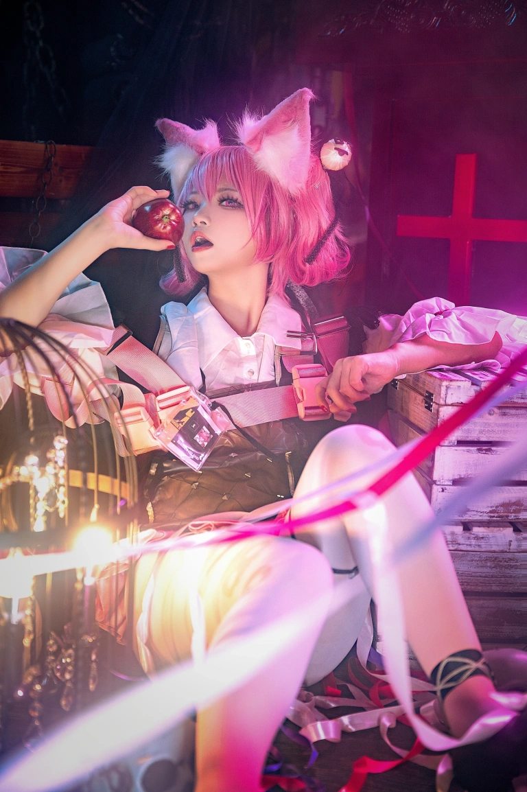 伊喵君《明日方舟 巫恋》主题写真：18张全套美图