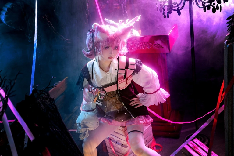 伊喵君《明日方舟 巫恋》主题写真：18张全套美图