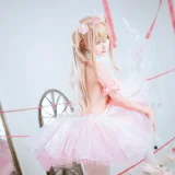 是一只熊仔《后辈酱》主题写真：20张全套美图