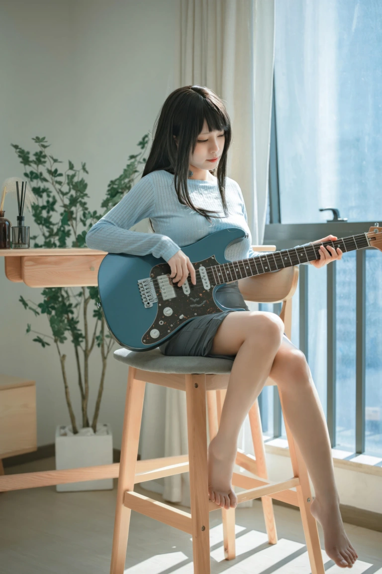 三無人型《吉他妹妹》主题写真：24张全套美图