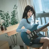 三無人型《吉他妹妹》主题写真：24张全套美图