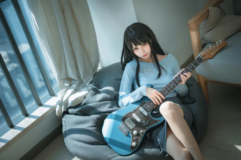 三無人型《吉他妹妹》主题写真：24张全套美图