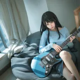 三無人型《吉他妹妹》主题写真：24张全套美图