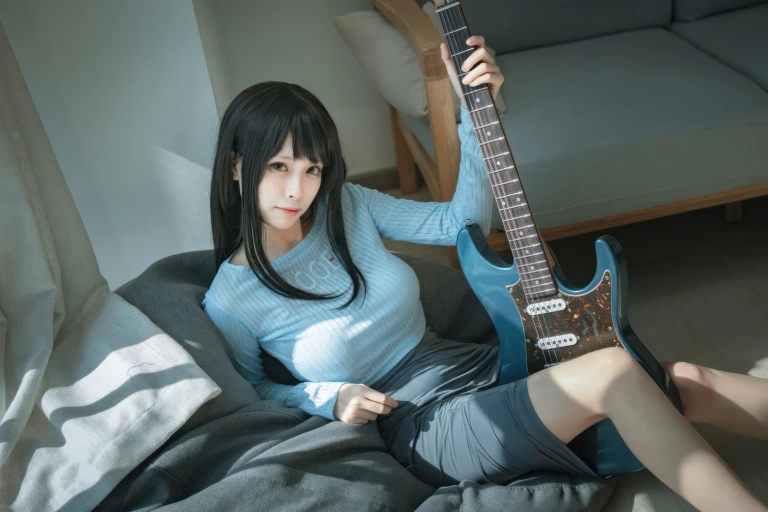 三無人型《吉他妹妹》主题写真：24张全套美图
