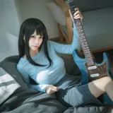 三無人型《吉他妹妹》主题写真：24张全套美图