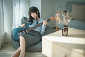 三無人型《吉他妹妹》主题写真：24张全套美图