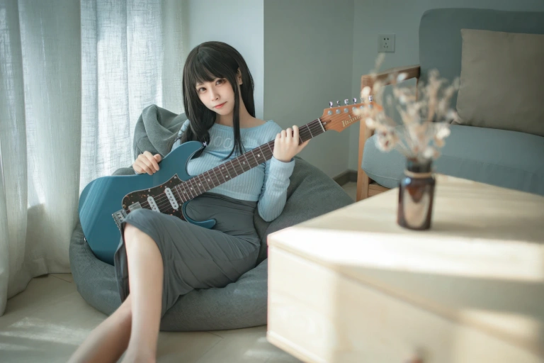 三無人型《吉他妹妹》主题写真：24张全套美图