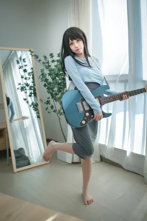 三無人型《吉他妹妹》主题写真：24张全套美图