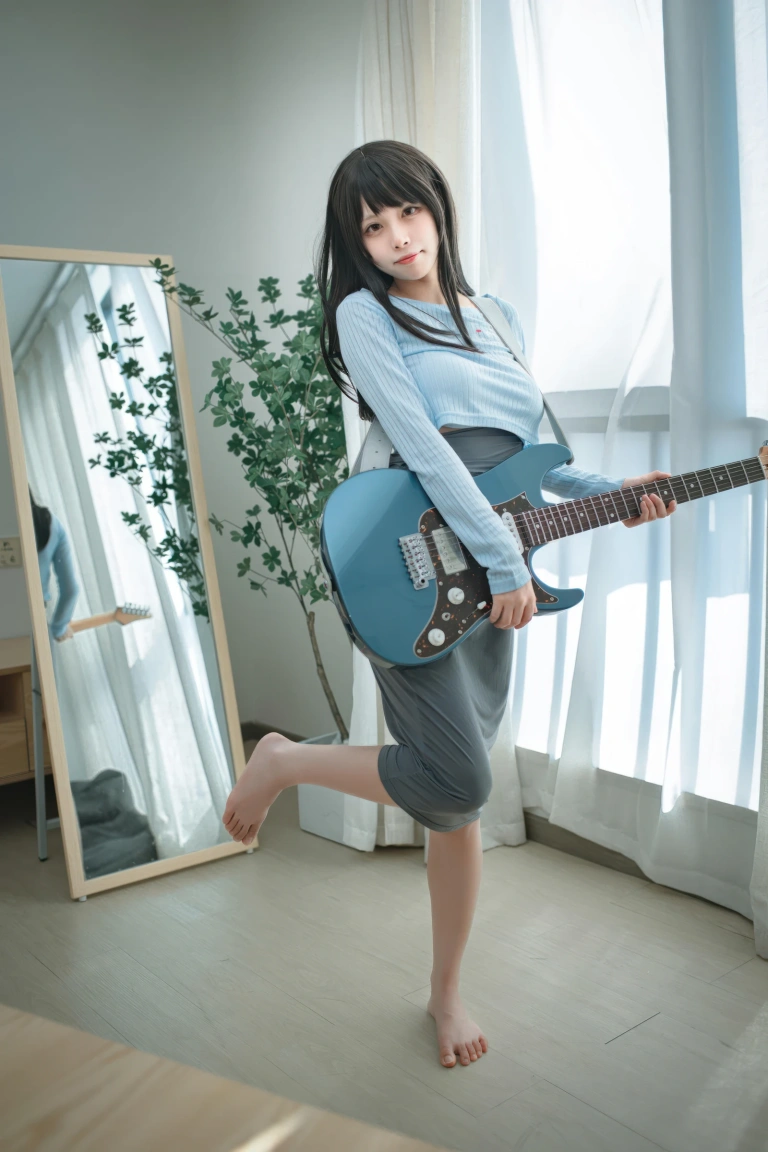三無人型《吉他妹妹》主题写真：24张全套美图
