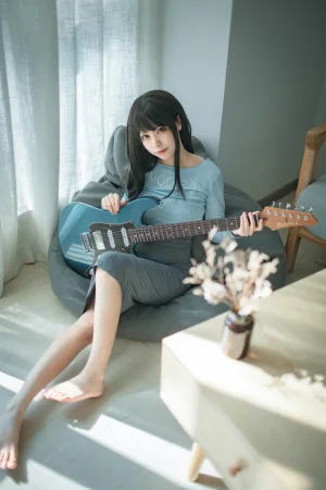 三無人型《吉他妹妹》主题写真：24张全套美图