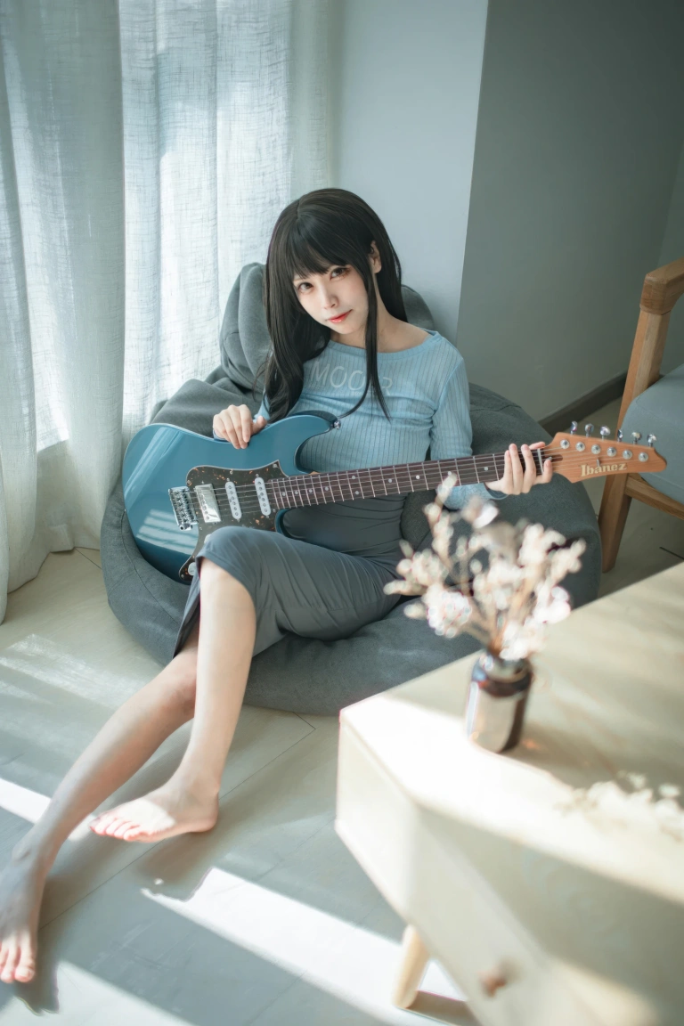 三無人型《吉他妹妹》主题写真：24张全套美图