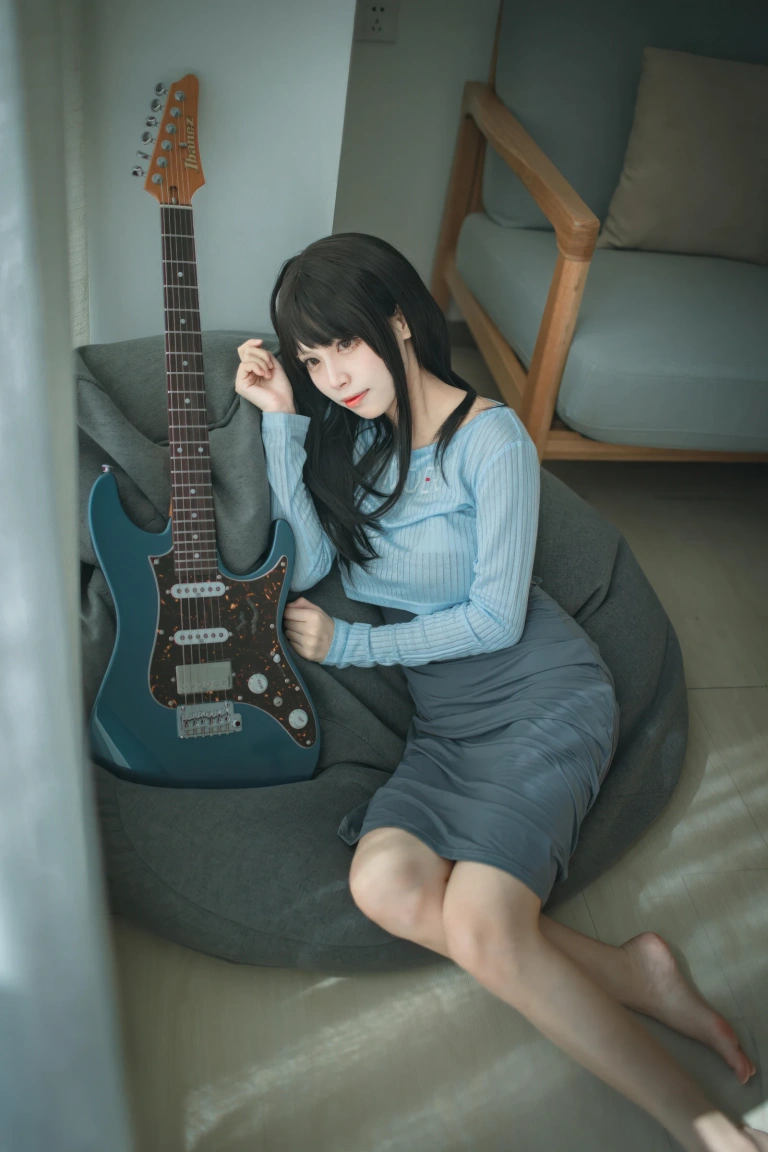 三無人型《吉他妹妹》主题写真：24张全套美图