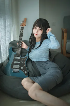 三無人型《吉他妹妹》主题写真：24张全套美图