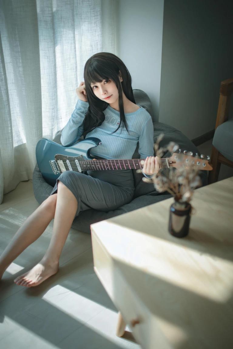 三無人型《吉他妹妹》主题写真：24张全套美图
