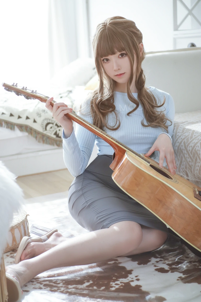 朝霧愛《吉他妹妹》主题写真：26张全套美图