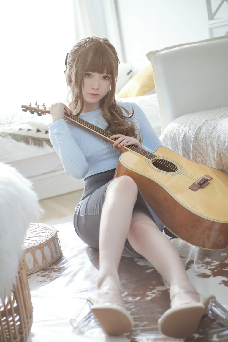 朝霧愛《吉他妹妹》主题写真：26张全套美图