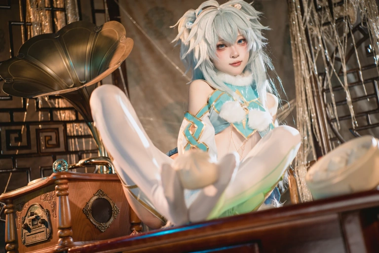 矢量鱼《少女前线 芙洛伦·妙手回春》主题写真：31张全套美图