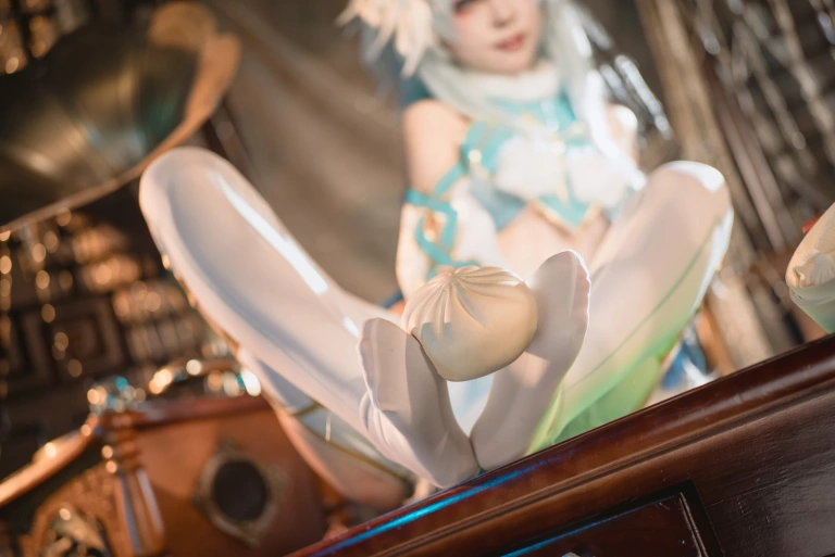 矢量鱼《少女前线 芙洛伦·妙手回春》主题写真：31张全套美图