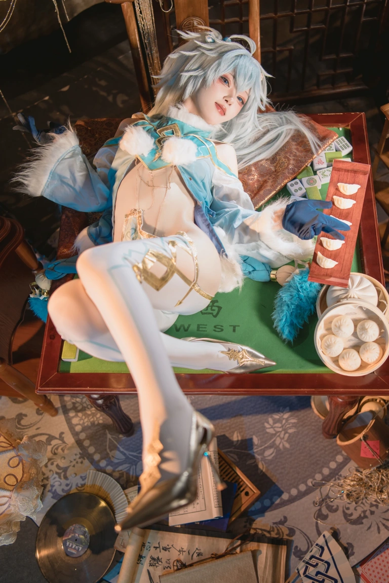 矢量鱼《少女前线 芙洛伦·妙手回春》主题写真：31张全套美图