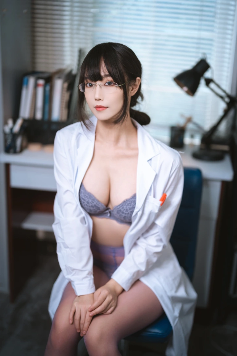 汪知子《医生姐姐》主题写真：34张全套美图