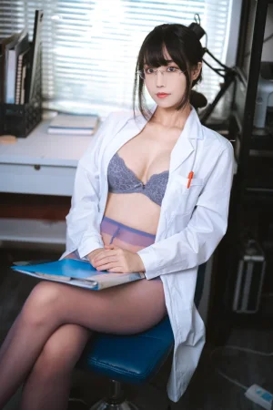 汪知子《医生姐姐》主题写真：34张全套美图